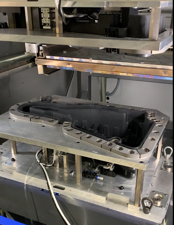 Molded part in the tool at the press